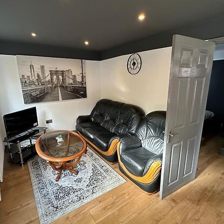Brand New Large Studio Flat! Sutton  Exterior photo