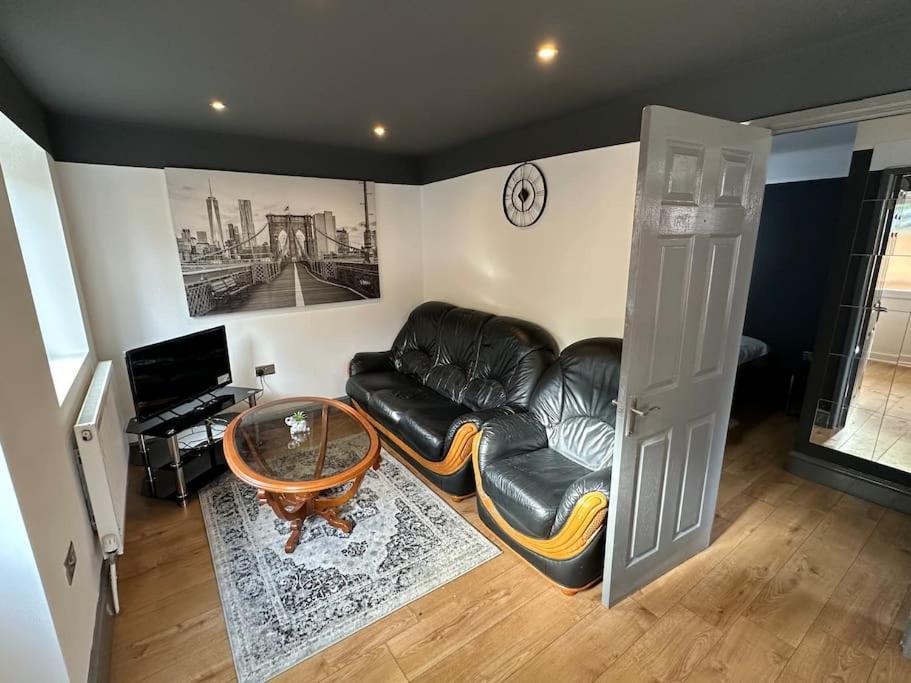 Brand New Large Studio Flat! Sutton  Exterior photo