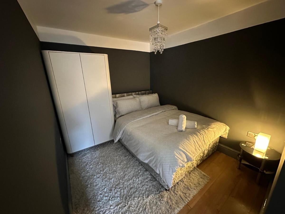 Brand New Large Studio Flat! Sutton  Exterior photo