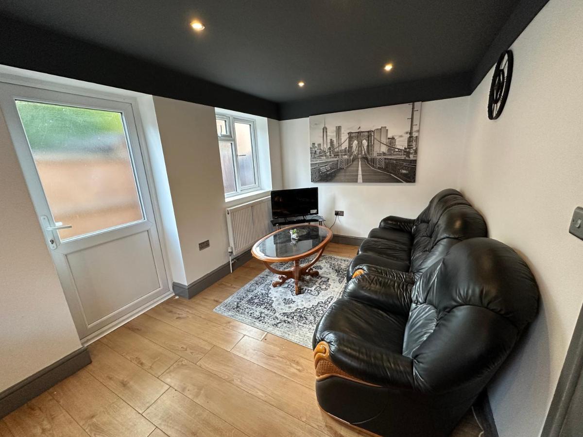 Brand New Large Studio Flat! Sutton  Exterior photo